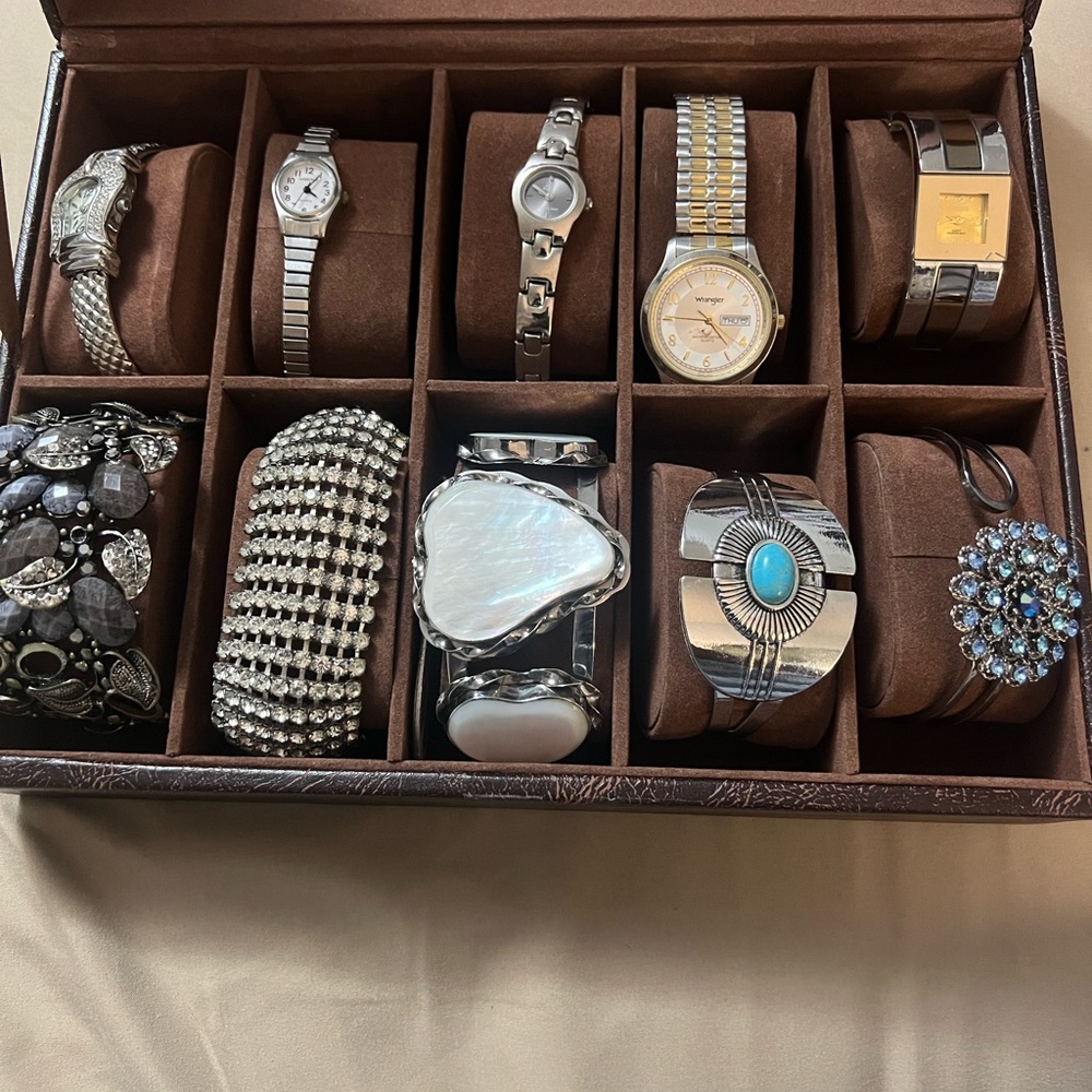 Gucci woman watch still available. Make an offer. - Picture 3 of 3